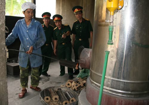 Quân khu 4: Hiệu quả từ sử dụng chất đốt "củi trấu ép"