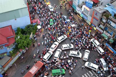 Mưa lớn gây ngập nhiều tuyến đường trung tâm