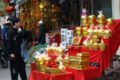 Thị trường hàng Tết: Sôi động và tăng giá