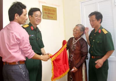 Khám bệnh, tặng nhà tình nghĩa cho các đối tượng chính sách