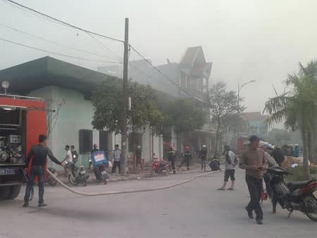 Hà Nam: Cháy lớn tại kho bánh kẹo dự trữ bán dịp tết