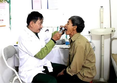 Khám bệnh, cấp thuốc miễn phí cho 150 đối tượng chính sách