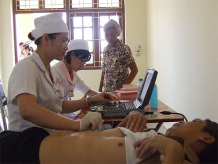 Đến tận nhà tặng quà, khám bệnh, cấp thuốc miễn phí cho thương, bệnh binh nặng