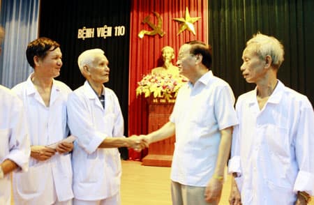 Đồng chí Tô Huy Rứa thăm, tặng quà thương, bệnh binh tại Bệnh viện quân y 110