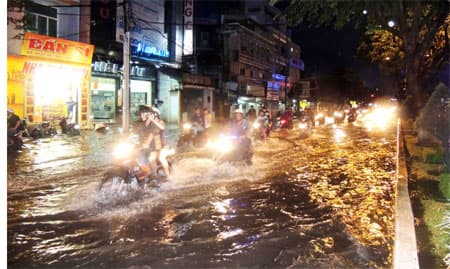 Cần Thơ: Nhiều tuyến đường ngập sâu trong nước