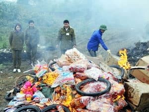 Lào Cai tiêu hủy số lượng lớn hàng nhập lậu vào VN