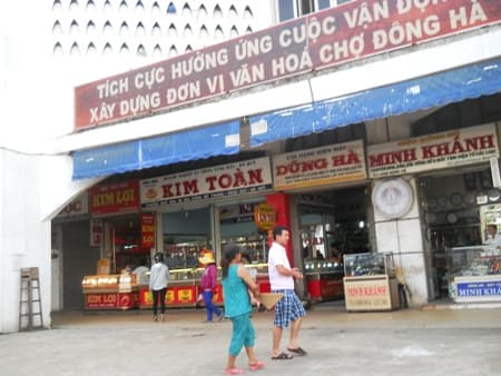 Nạn đeo bám, xin tiền ở chợ Đông Hà