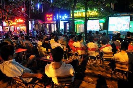 Phục vụ khách quốc tế theo dõi kịp thời các trận đấu bóng đá tại World Cup 2014