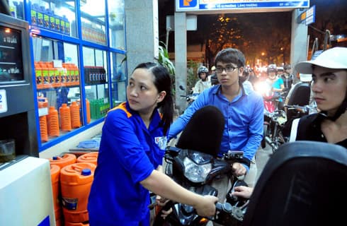 Xăng giảm giá 500 đồng