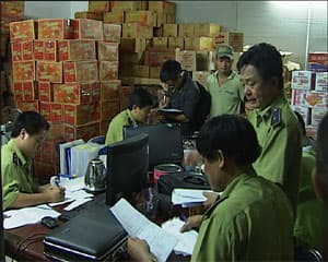 Bắt giữ hơn 8 tấn bánh kẹo nhập khẩu hết hạn sử dụng