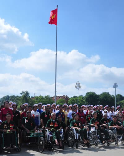 Thương binh nặng báo công dâng Bác