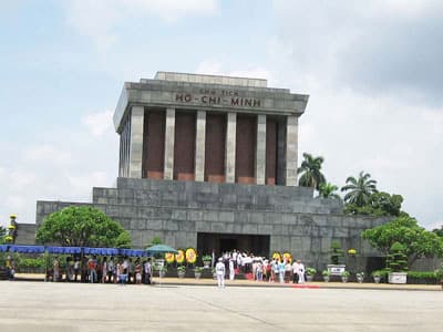 Tạm ngừng tổ chức lễ viếng Lăng Chủ tịch Hồ Chí Minh
