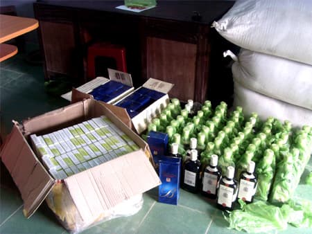 Nghệ An: Bắt quả tang xe khách vận chuyển hàng lậu