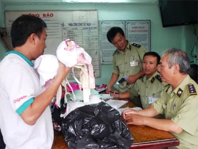 Tạm giữ áo ngực Trung Quốc bị vì nghi chứa “thuốc lạ”