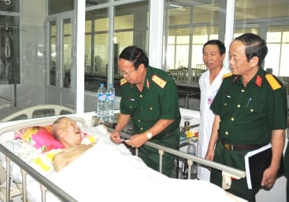Trung tướng Đào Duy Minh, Phó chủ nhiệm Tổng cục Chính trị thăm bệnh viện Quân y 17