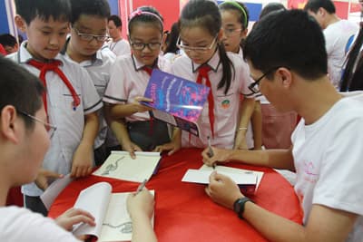 Thử làm nhà thông thái tại Hội chợ sách