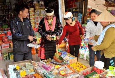 Sôi động thị trường hàng hóa ngày cận Tết