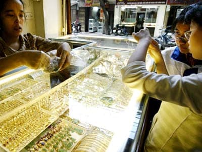 Giá vàng vượt qua mốc 42,3 triệu đồng mỗi lượng