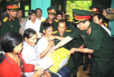 Thăm hỏi, tặng quà các đối tượng chính sách