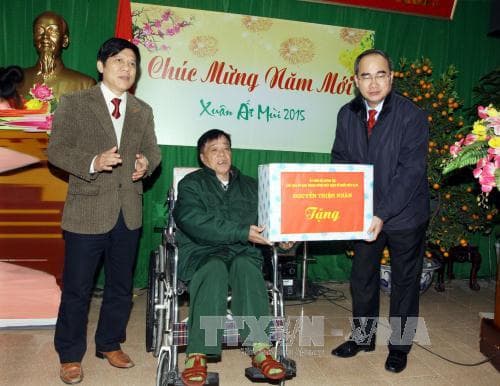 Đồng chí Nguyễn Thiện Nhân thăm, tặng quà Tết tại Trung tâm Điều dưỡng Thuận Thành