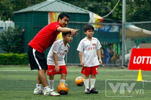CLB bóng đá Hà Nội mời HLV Nguyễn Hồng Sơn