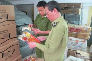Thu 8 tạ thực phẩm không xuất xứ gần chợ Đồng Xuân