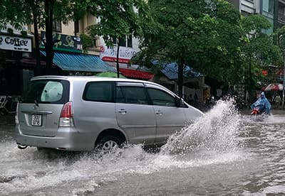 Mưa lớn, nhiều tuyến phố Hà Nội ngập nước