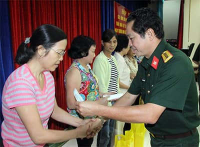 Công ty Dệt may 7: tặng quà các thương bệnh binh, thân nhân liệt sĩ