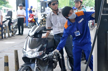 Giá xăng tăng 1.100 đồng mỗi lít