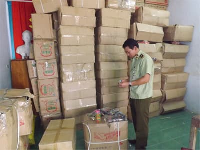 Nghệ An: Bắt giữ xe tải vận chuyển hơn 70 thùng hàng nhập lậu