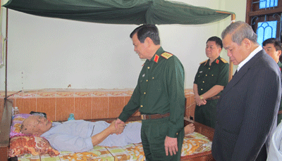 Thăm, chúc Tết thương bệnh binh và kiểm tra một số đơn vị quân đội phía Nam