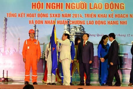 Công ty Lọc hóa dầu Bình Sơn đón nhận Huân chương Lao động hạng Nhì