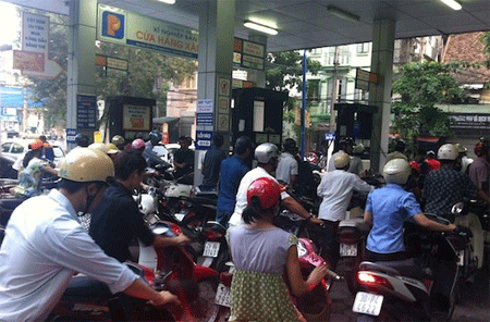 Giá xăng RON 92 giảm hơn 300 đồng mỗi lít