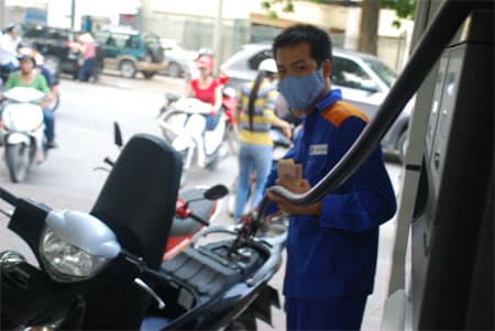 Giá xăng giảm thêm 310 đồng mỗi lít