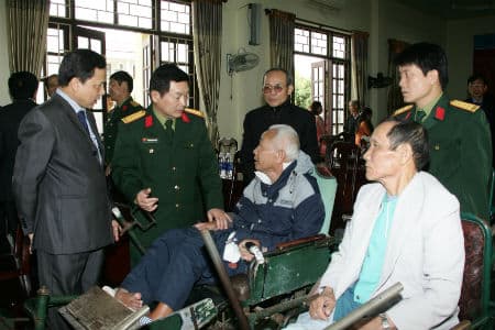 Ấm tình đồng đội trên quê lúa