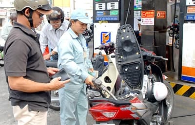 Giá xăng tiếp tục giảm hơn 800 đồng/lít