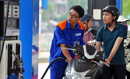 Giá xăng tiếp tục giảm gần 1.200 đồng/lít