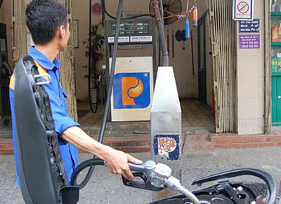 Tăng giá xăng dầu, tăng áp lực với cuộc sống người dân