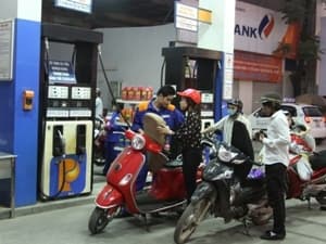 Giá xăng trong nước bất ngờ giảm 500 đồng mỗi lít
