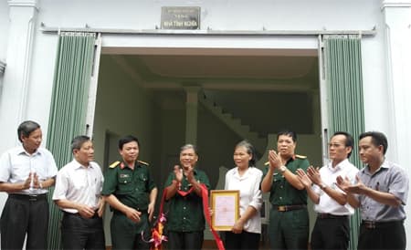 Bộ Quốc phòng trao tặng 5 nhà tình nghĩa cho thương, bệnh binh