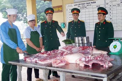 Đẩy mạnh hoạt động sản xuất, chế biến thực phẩm phục vụ bữa ăn bộ đội