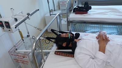 Kỹ thuật kéo khớp gối bị hạn chế vận động bằng máy kéo giãn cột sống và bộ giá hỗ trợ