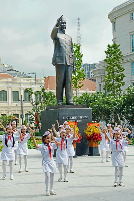 “Bác vẫn đưa tay vẫy lại gần…"
