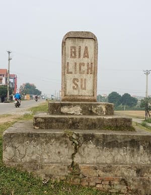 Tấm bia lịch sử trông… nhếch nhác