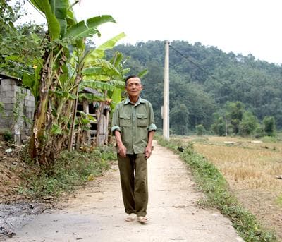 Trưởng thôn đi đầu trong phong trào hiến đất