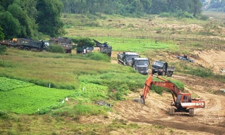 Xe chở cát phá đường, gây ô nhiễm