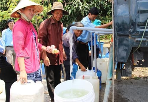 Những chuyến xe nước miễn phí ấm lòng người dân