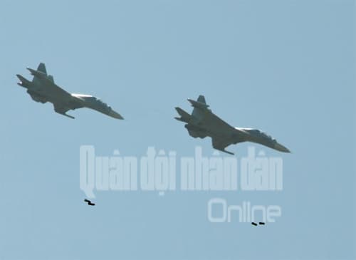 “Hổ mang chúa” Su-30 diễn tập bắn, ném tiêu diệt mục tiêu