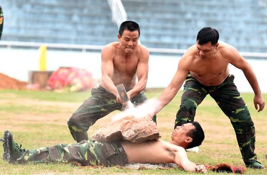 Biểu diễn võ thuật và chó nghiệp vụ tại Giao lưu quốc phòng Việt Nam-Trung Quốc