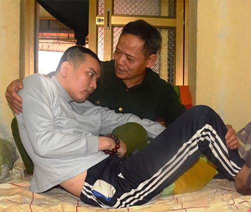 Đã 10 năm chăm con trọng bệnh